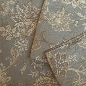 Floral Patterned Quilt Set